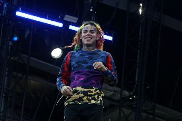 6ix9ine Shows Off Ankle Monitor While Teasing New Music Video