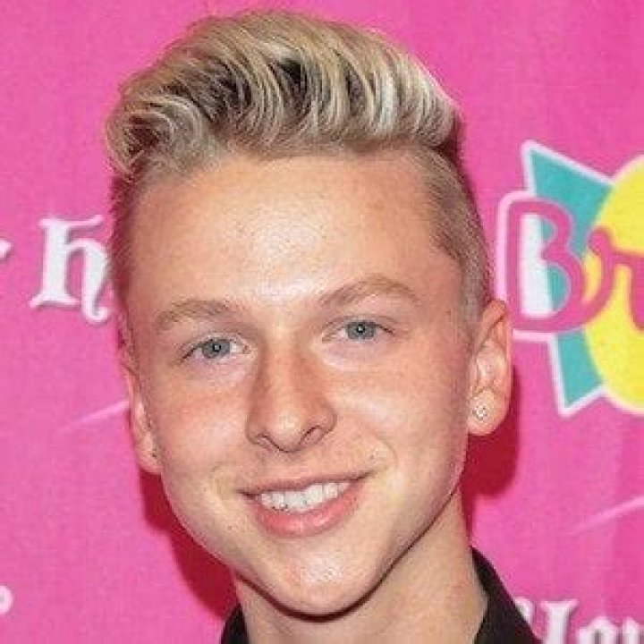 Andrew Gregory (Instagram Star) - Age, Birthday, Bio, Facts, Family, Net Worth, Height & More