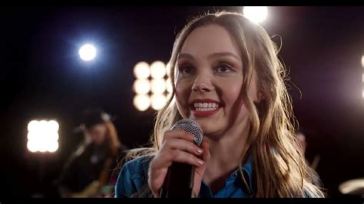 Can Savannah Lee may sing?