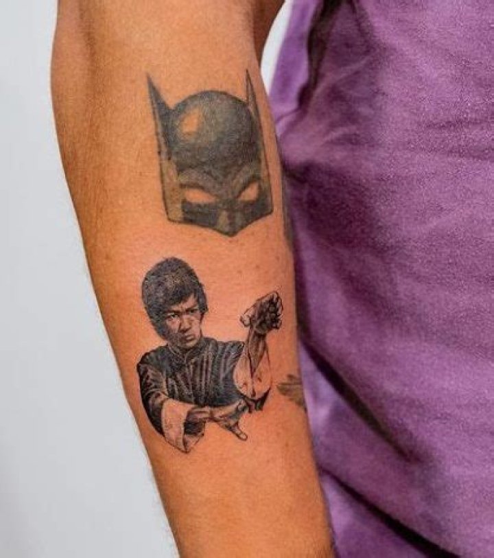 Does Christian Navarro tattoo?
