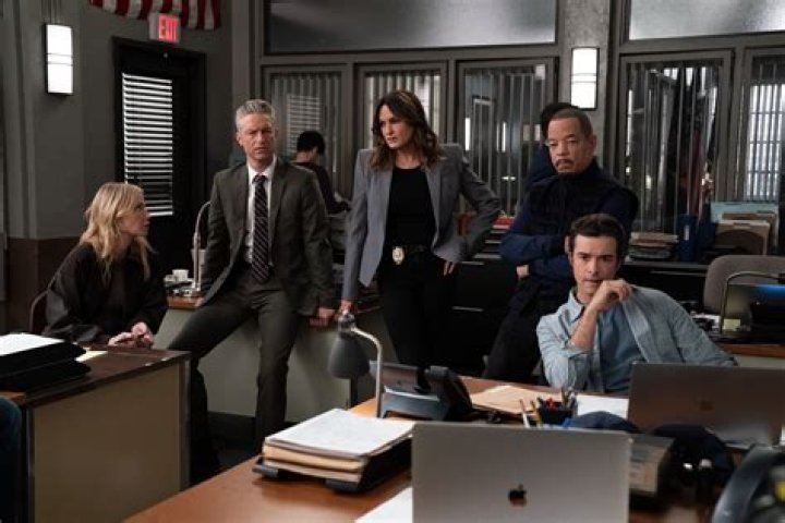 ใครเล่น Frank Baker ใน SVU?