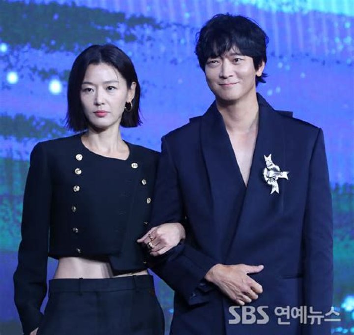 Gang Dong-won Biography, Age, Height, Wife, Net Worth, Family