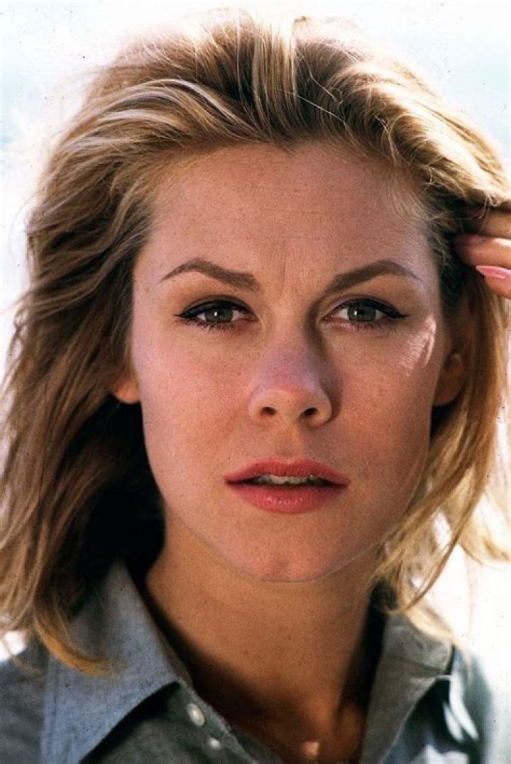 How tall is Elizabeth Montgomery