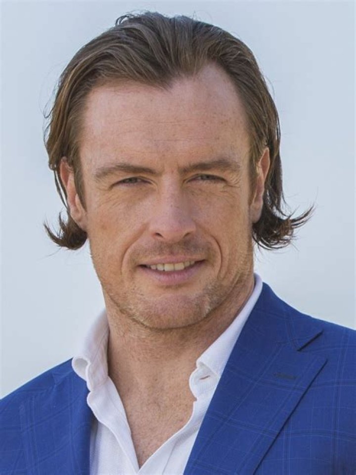 How tall is Toby Stephens