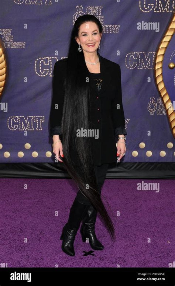 Is Crystal Gayle’s hair still long?