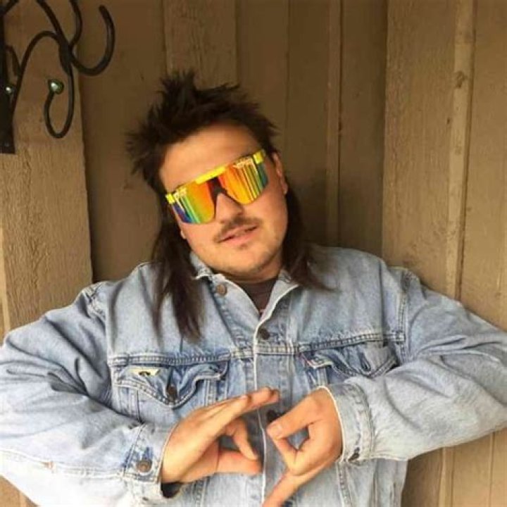 Larry Enticer (Instagram Star) - Age, Birthday, Bio, Facts, Family, Net Worth, Height & More