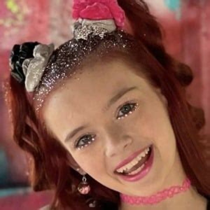 Leigha Sanderson (Dancer) - Age, Birthday, Bio, Facts, Family, Net Worth, Height & More