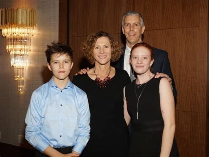 William Hayes Biography, Age, Height, Wife, Net Worth, Family