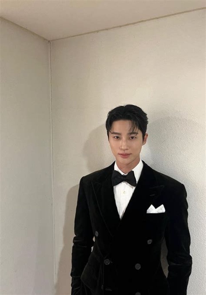 Woo Seok Byeon (Model) - Age, Birthday, Bio, Facts, Family, Net Worth, Height & More